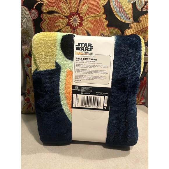 Disney Star Wars The Mandalorian Grogu navy silky soft throw - Picture 2 of 2